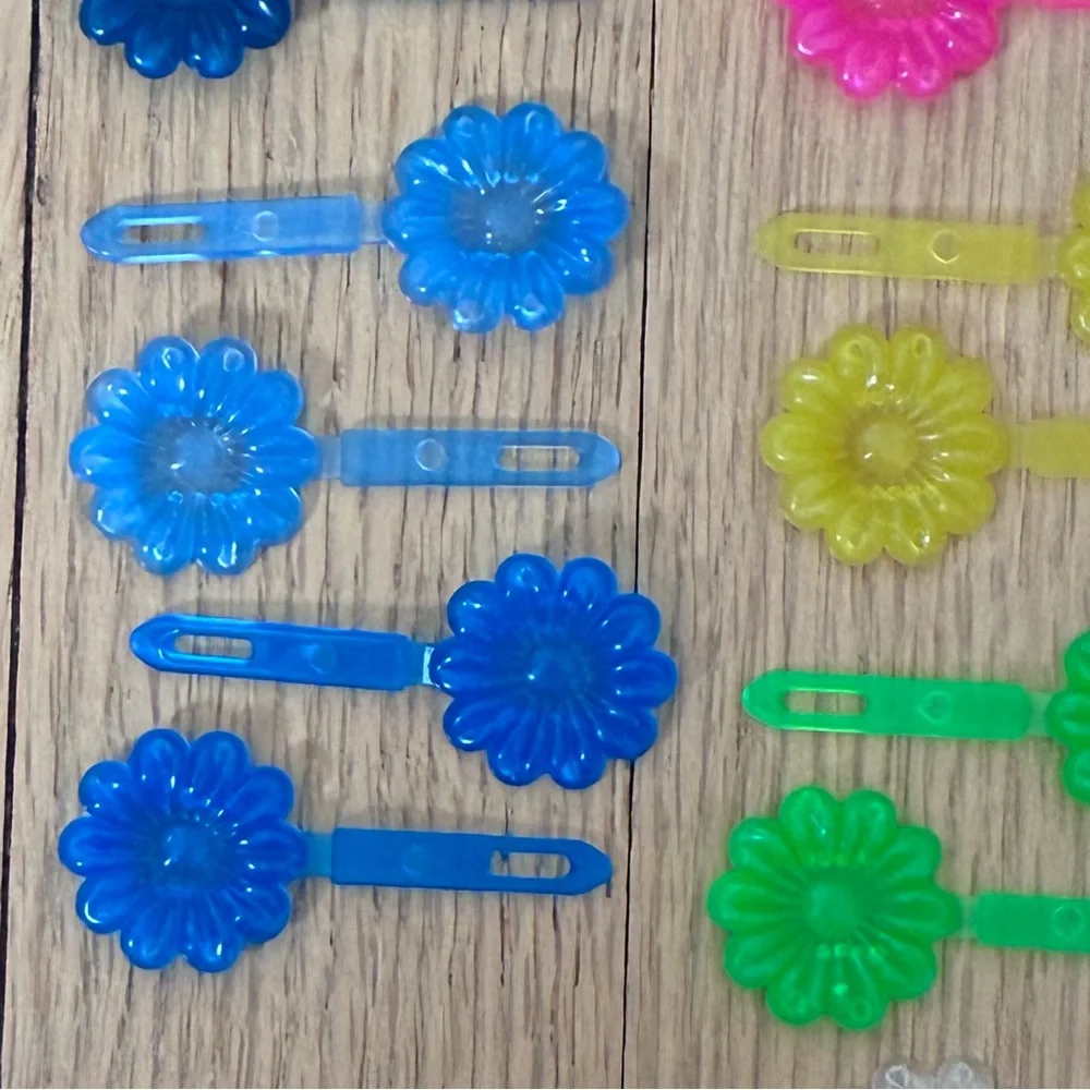 Plastic retro hair barrettes. Set of 20 Snap Close Daisy hair clips. Translucent